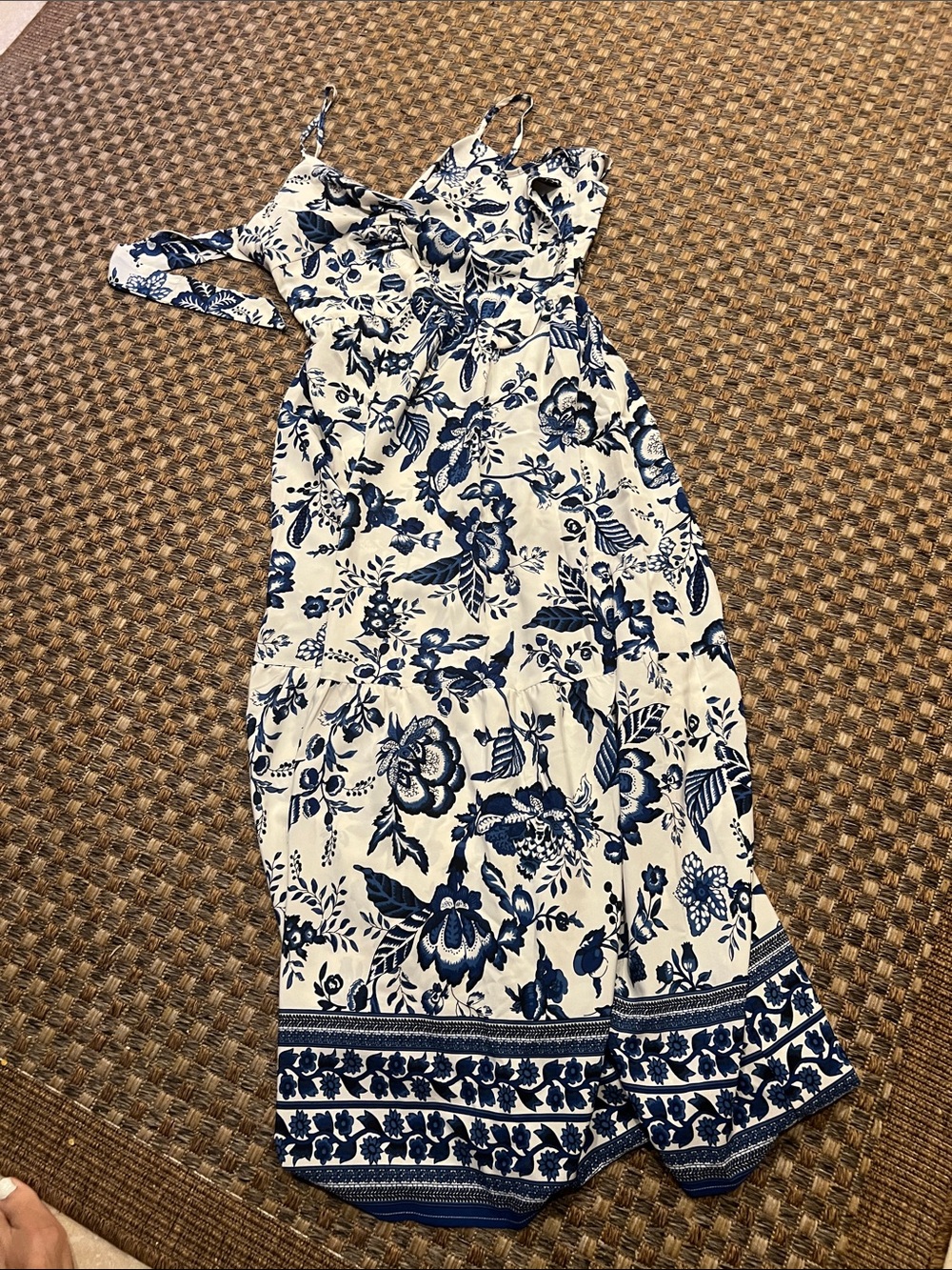 Sleeveless White and Navy Floral Maxi Dress med